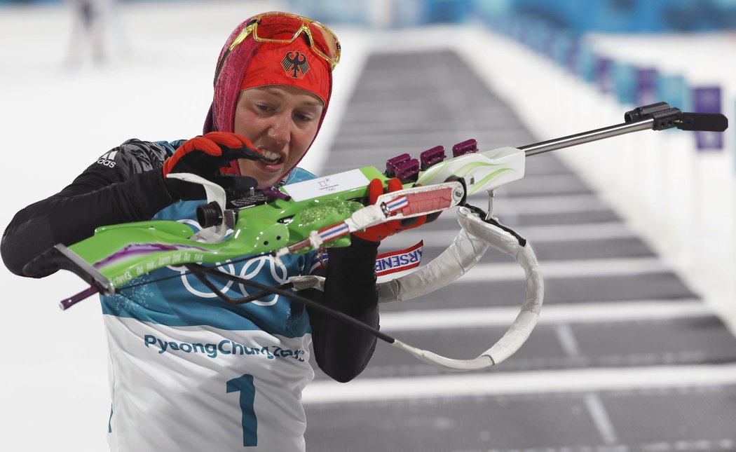 Laura Dahlmeierová při olympijské stíhačce na 10 km