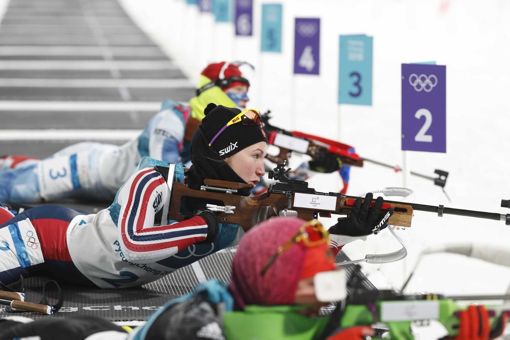 Marte Olsbuová při olympijské stíhačce na 10 km