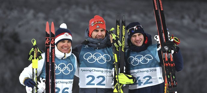 Stříbrný Michal Krčmář společně s bronzovým Dominikem Windischem a vítězem sprintu Arndem Peifferem