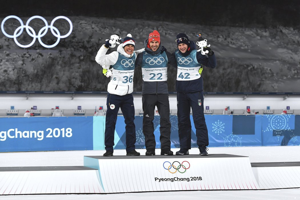 Stříbrný Michal Krčmář společně s bronzovým Dominikem Windischem a vítězem sprintu Arndem Peifferem