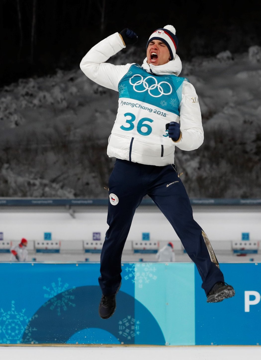 Michal Krčmář a jeho stříbrné gesto na stupních vítězů po sprintu biatlonistů