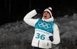 Michal Krčmář a jeho stříbrné gesto na stupních vítězů po sprintu biatlonistů