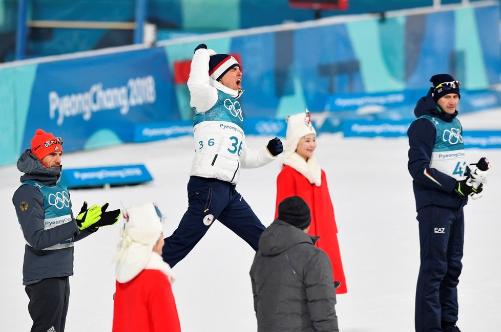 Michal Krčmář si skáče na stříbrný stupínek po olympijském sprintu v Pchjongčchangu
