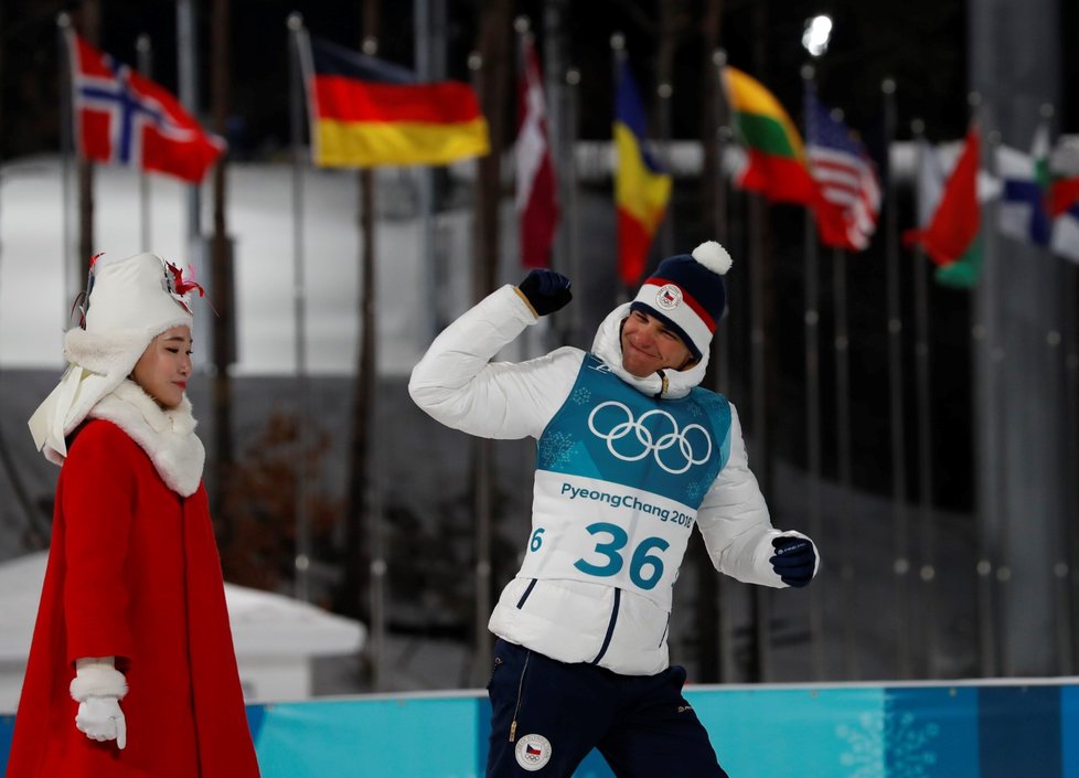 Michal Krčmář se raduje ze stříbrné medaile ve sprintu biatlonistů na olympiádě v Pchjongčchangu