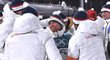 Michal Krčmář v obležení českého týmu po svém stříbrném závodě na olympiádě v Pchjongčchangu