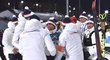 Michal Krčmář v obležení českého týmu po svém stříbrném závodě na olympiádě v Pchjongčchangu