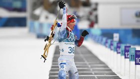 Michal Krčmář se chystá na střelbu vleže při olympijském sprintu v Pchjongčchangu