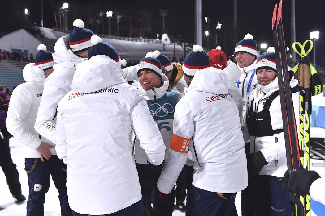 Michal Krčmář v obležení českého týmu po svém stříbrném závodě na olympiádě v Pchjongčchangu