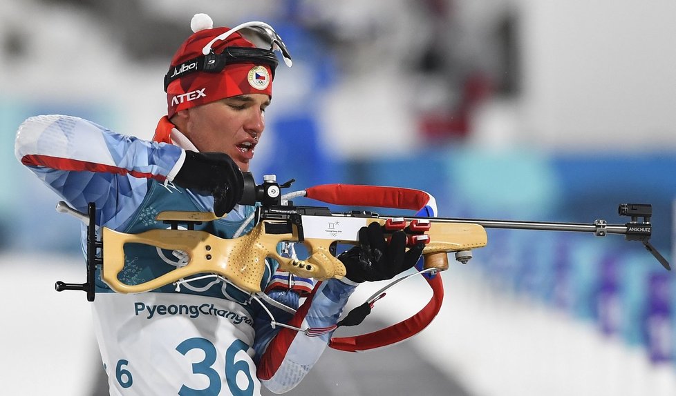 Michal Krčmář při střelbě ve sprintu biatlonistů na olympiádě v Pchjongčchangu