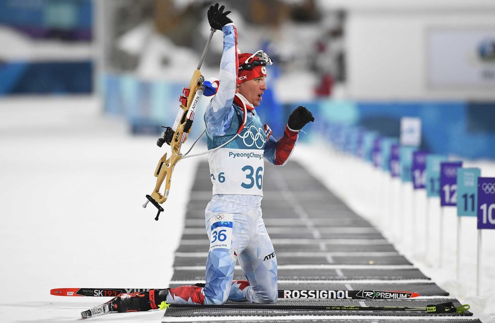 Michal Krčmář se chystá na střelbu vleže při olympijském sprintu v Pchjongčchangu