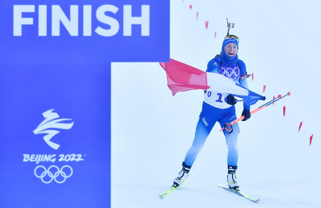Justine Braisazová-Bouchetová dojíždí do cíle jako olympijská vítězka na Hrách v Pekingu