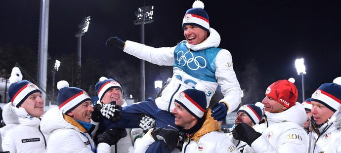 Stříbrný olympionik Michal Krčmář si svůj kariérní úspěch užívá s kolegy z biatlonové reprezentace