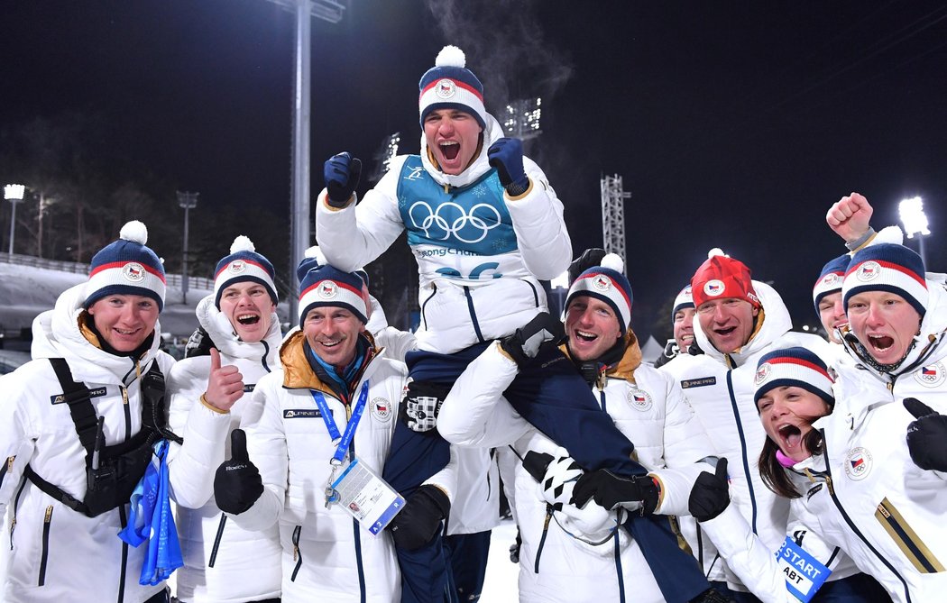 Opojné oslavy stříbrného medailisty Michala Krčmáře s českou biatlonovou reprezentací