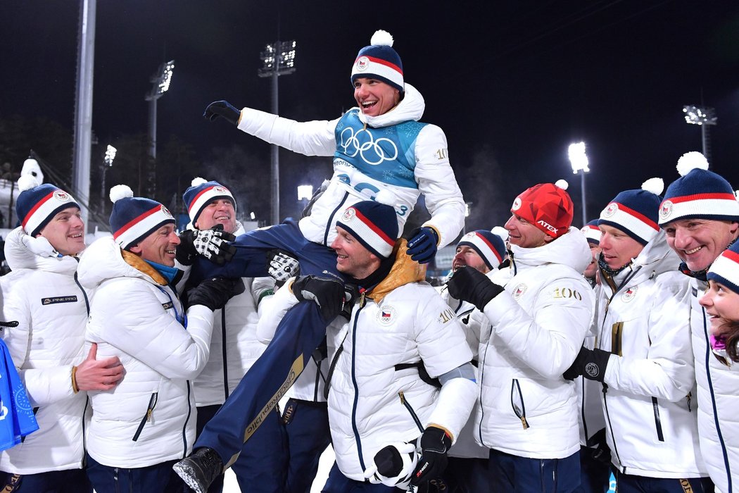 Stříbrný olympionik Michal Krčmář si svůj kariérní úspěch užívá s kolegy z biatlonové reprezentace