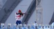Jakub Štvrtecký střílí ve štafetě biatlonistů na ZOH v Pekingu