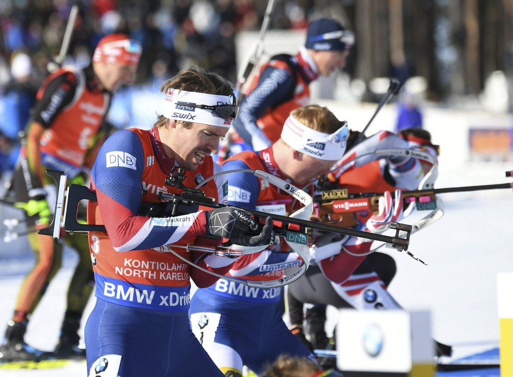 Emil Hegle Svendsen na střelecké položce při stíhacím závodu v Kontiolahti