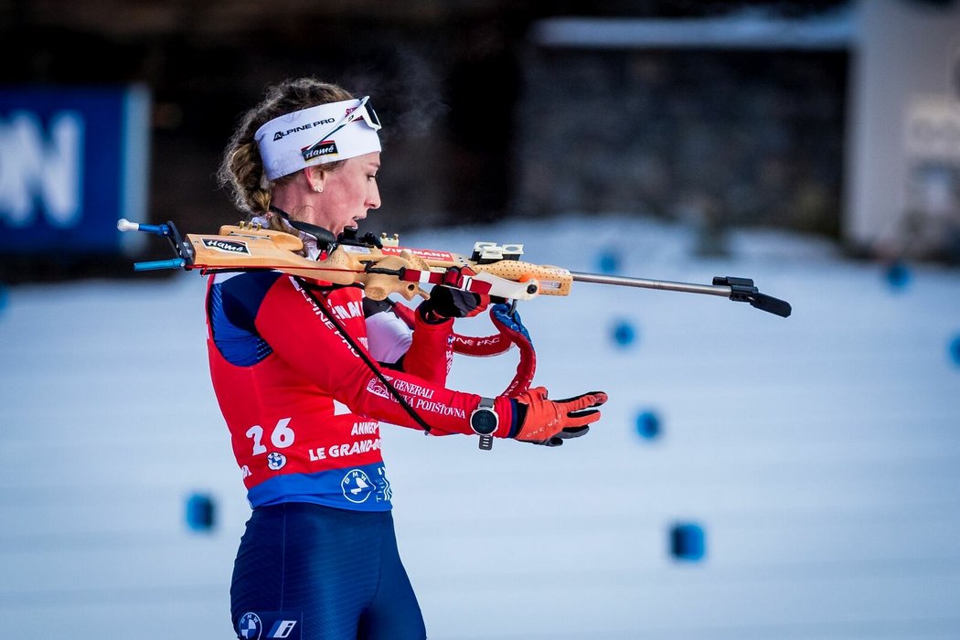 Jessica Jislová během střelby v Annecy