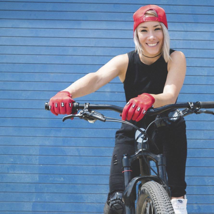 Bikerka Caroline Buchananová