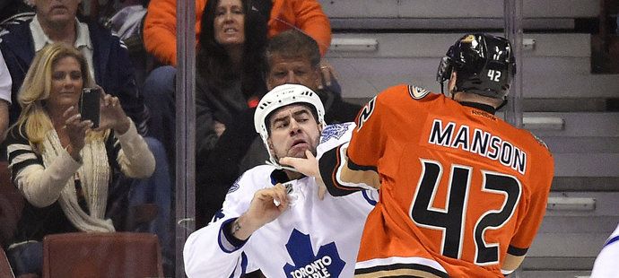 Roman Polák a Josh Manson pobavili diváky v Honda Center kvalitní bitkou. Český drsňák pěstní souboj prohrál