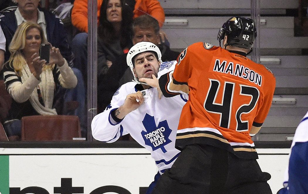 Roman Polák a Josh Manson pobavili diváky v Honda Center kvalitní bitkou. Český drsňák pěstní souboj prohrál