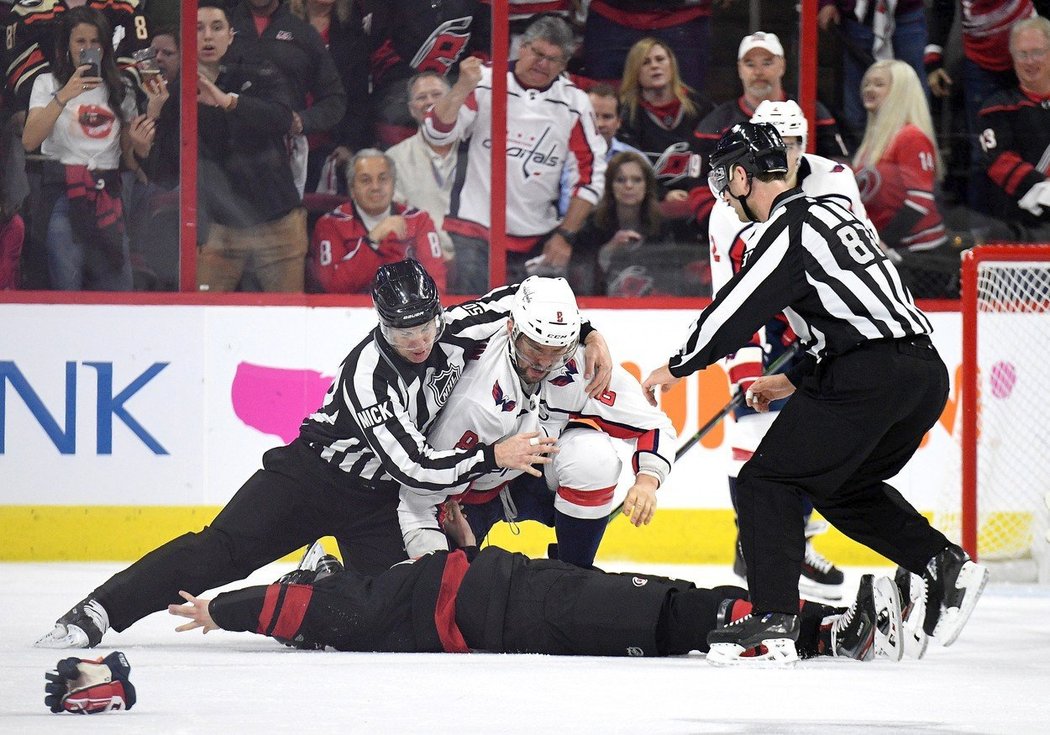 Alexandr Ovečkin se v NHL serval počtvrté v kariéře. Andrej Svěčnikov si ale bitku bude dlouho pamatovat.