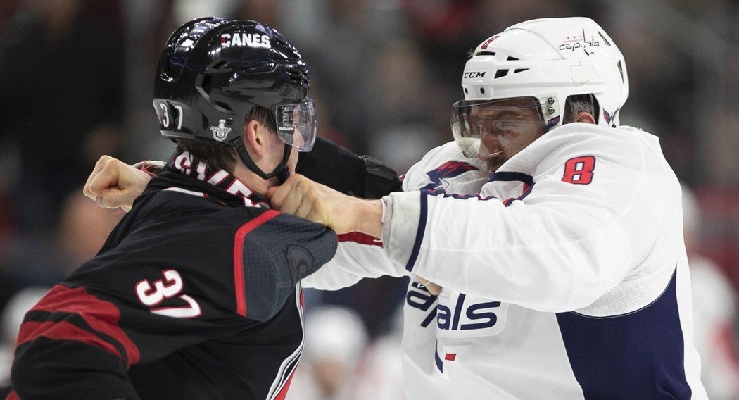 Bitka ruských bohatýrů Alexandra Ovečkina s Andrejem Svěčnikovem okořenila noční zápas NHL mezi Carolinou a Washingtonem.