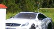Tomáš Řepka ve svém luxusním Mercedesu, se kterým nyní parkuje před domem Vlaďky Erbové