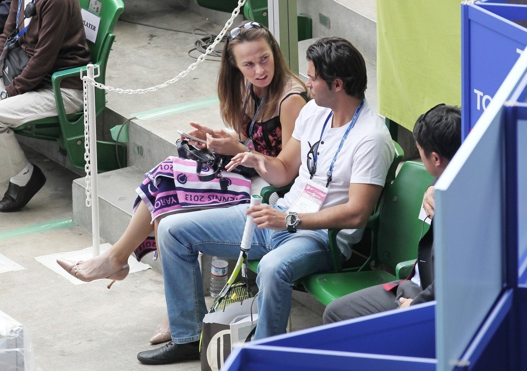 Martina Hingisová se svým španělským milencem. Slavná tenistka se pochlubila i novým prstýnkem...