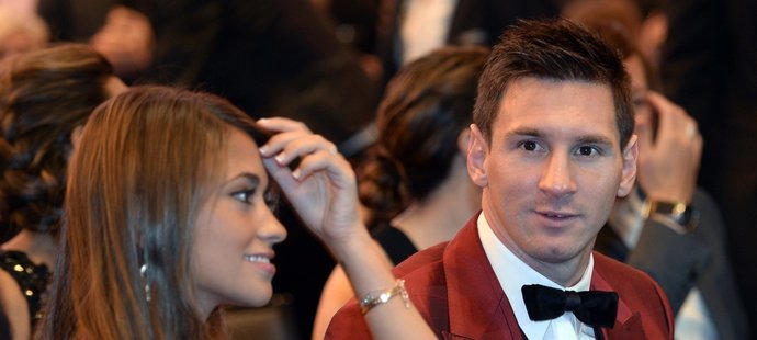 Hvězdný pár Lionel Messi a Antonella Roccuzzová během vyhlášení Zlatého míče za rok 2013