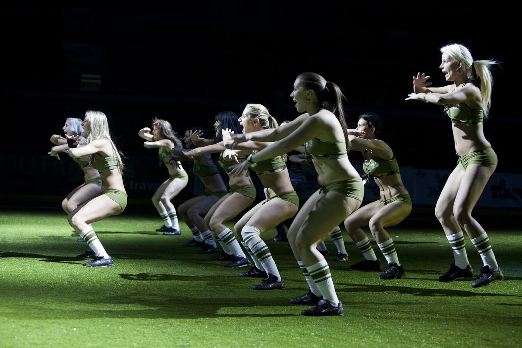 Haka, slavný válečný tanec ragbistů Nového Zélandu, v podání něžnějšího pohlaví - i když, nežnějšího...