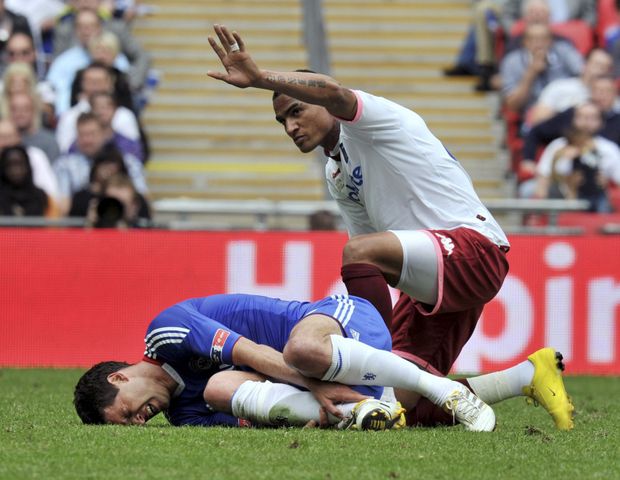 Kevin-Prince Boateng tímto zákrokem připravil Ballacka o šampionát. Kevin-Prince Boateng tímto zákrokem připravil Ballacka o šampionát.