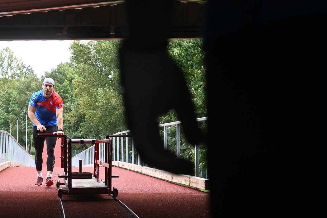 Trénink českých bobistů zahrnuje i přípravu na speciálním trenažeru