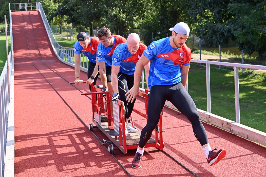 Trénink českých bobistů zahrnuje i přípravu na speciálním trenažeru