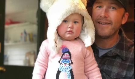 Bode Miller se společně se svou manželkou Morgan v neděli účastnil v Orange County v Kalifornii večírku u sousedů a jejich dcera Emeline Grier nešťastnou náhodou spadla do bazénu a utonula.