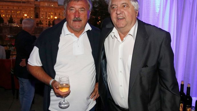Dva kamarádi z Bohemians , Antonín Panenka a Karol Dobiáš, prožívají těžké dny. Prvnímu jmenovanému zemřela dcera, Dobiašovi manželka