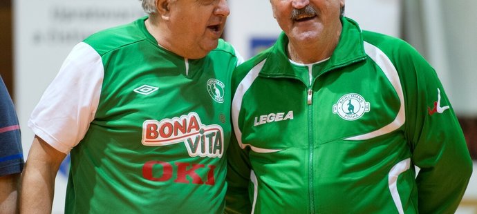 Dva kamarádi z Bohemians , Antonín Panenka a Karol Dobiáš, prožívají těžké dny. Prvnímu jmenovanému zemřela dcera, Dobiašovi manželka