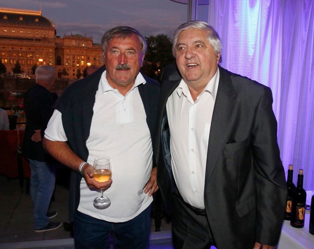 Antonín Panenka prožívá první Vánoce bez své dcery Martiny, které podlehla rakovině. Na snímku s Karolem Dobiášem