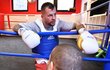Otakar Marpo Petřina na tréninku před boxerským soubojem s Rytmusem