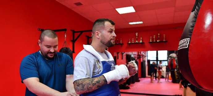 Otakar Marpo Petřina na tréninku před boxerským soubojem s Rytmusem