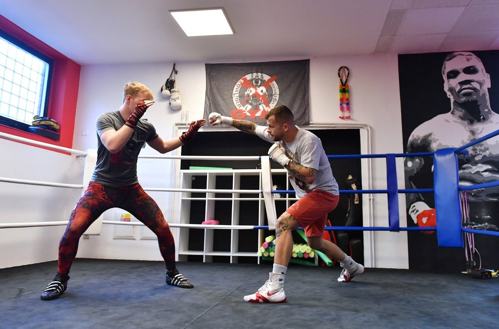 Otakar Marpo Petřina na tréninku před boxerským soubojem s Rytmusem