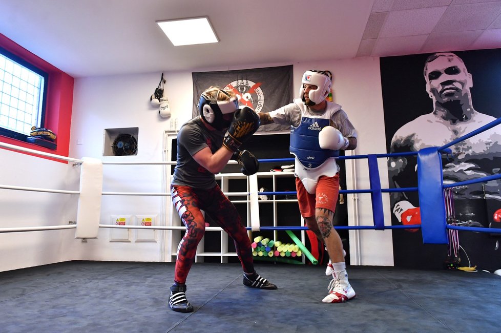 Otakar Marpo Petřina na tréninku před boxerským soubojem s Rytmusem