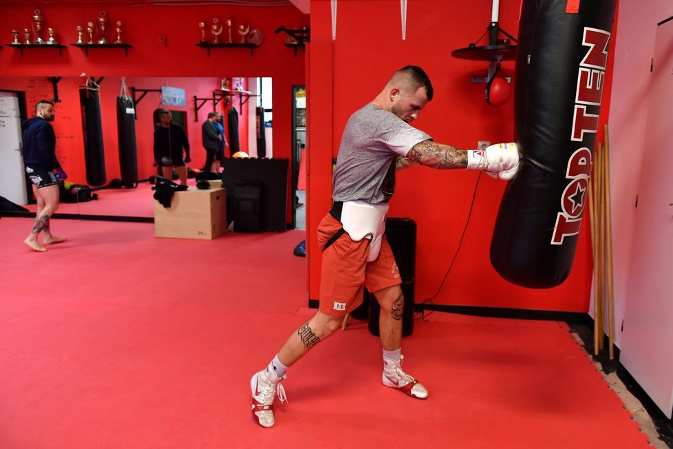 Otakar Marpo Petřina na tréninku před boxerským soubojem s Rytmusem