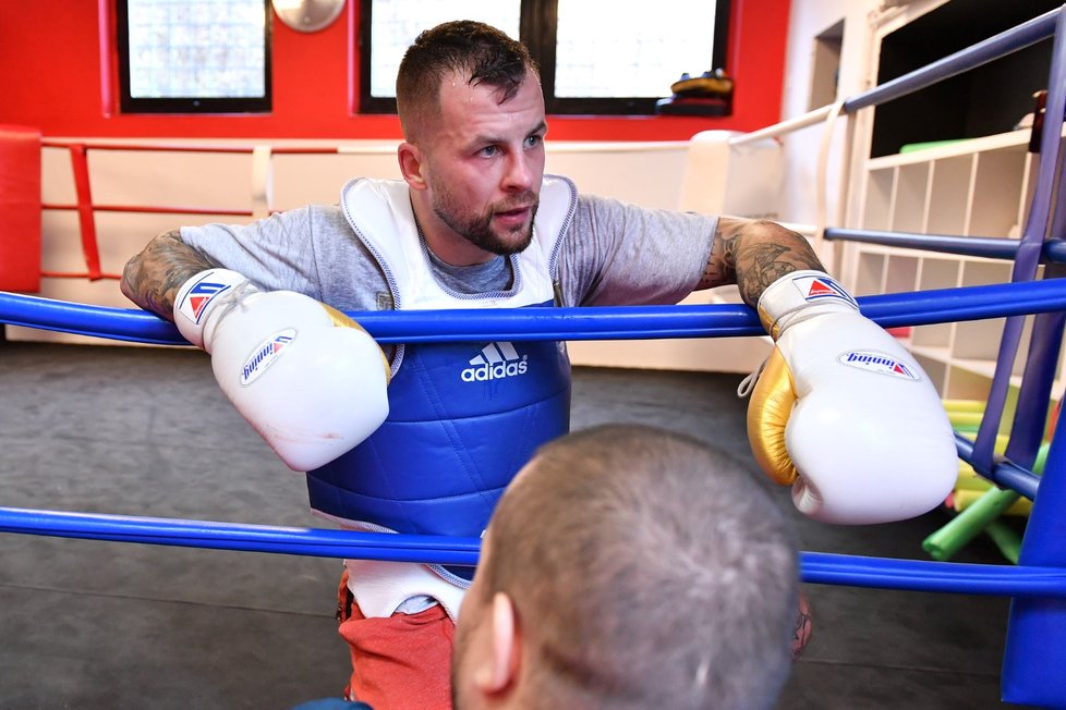 Otakar Marpo Petřina na tréninku před boxerským soubojem s Rytmusem