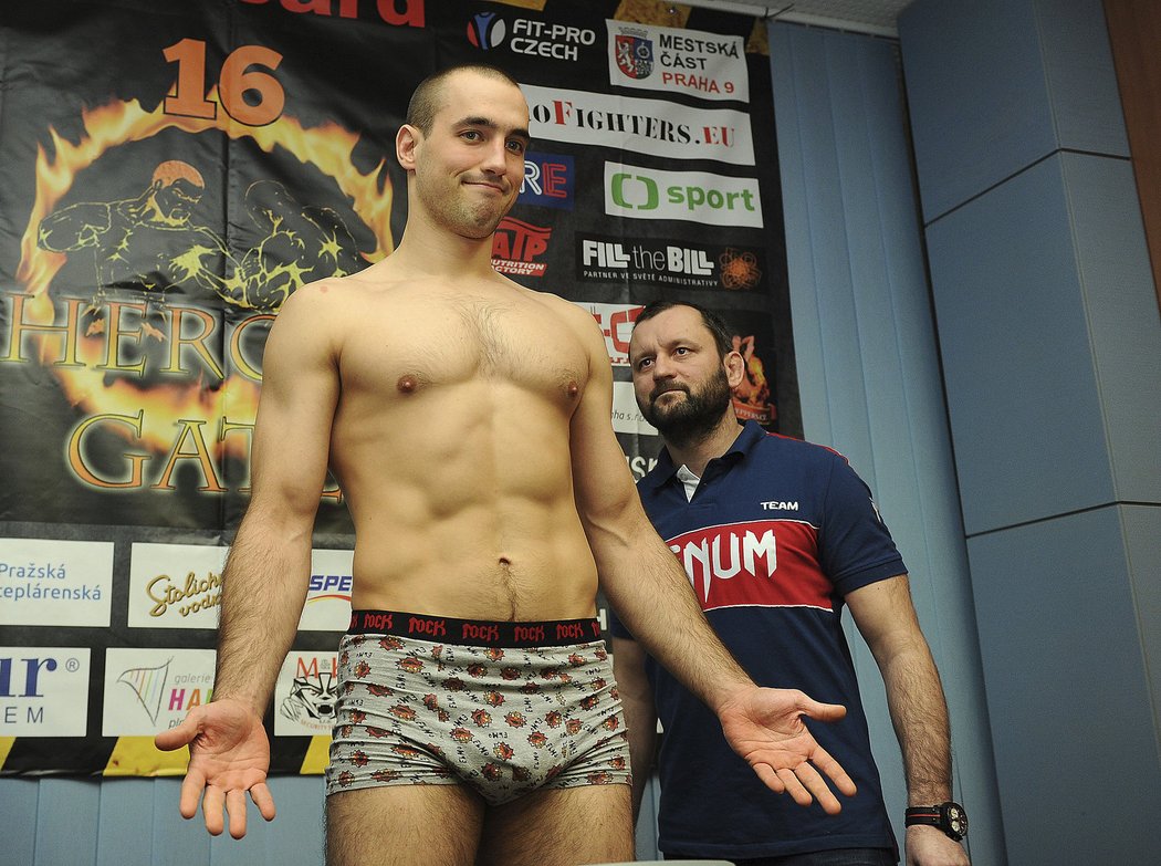 Redaktor deníku Sport František Prachař na vážení před svým prvním zápasem MMA