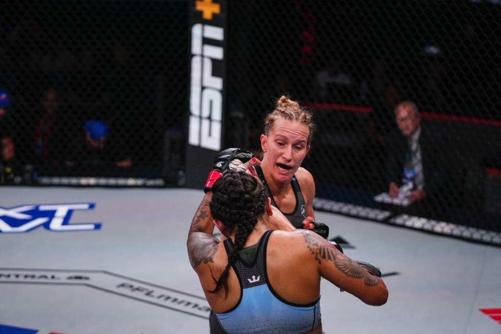 Martina Jindrová porazila v PFL veteránku UFC Vanessu Melovou