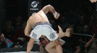 Zlomil si ruku o soupeře! Pak bojovník MMA Šolc vyhrál K.O.