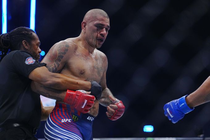 Tristní výkony rozhodčích na UFC v Bílém domě. Pereira byl jasně faulován, říká arbitr Tristní výkony rozhodčích na UFC v Bílém domě. Pereira byl jasně faulován, říká arbitr