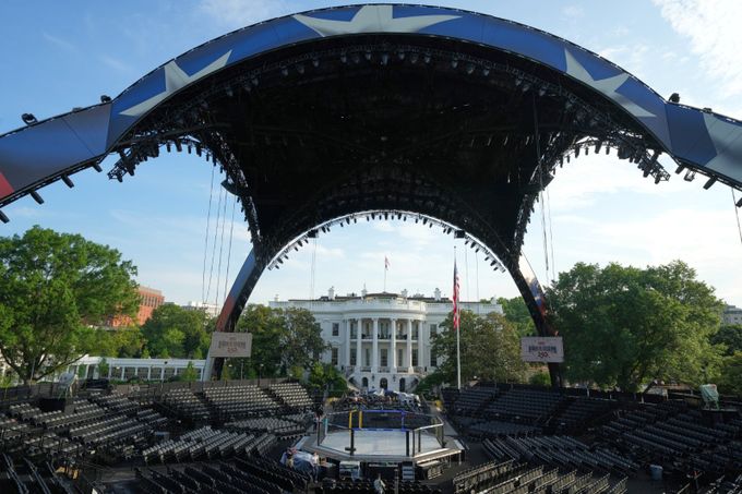 Turnaj UFC v Bílém domě: Trump čelí žalobě, akci by to nemělo ohrozit. Útok na korupci? Turnaj UFC v Bílém domě: Trump čelí žalobě, akci by to nemělo ohrozit. Útok na korupci?