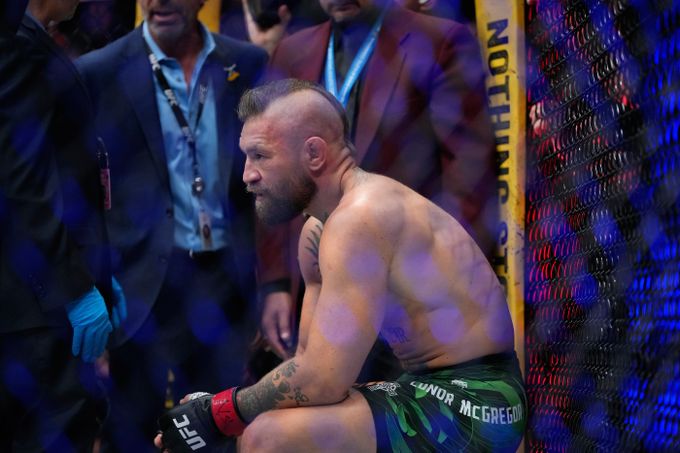 Hořký návrat do UFC, McGregor se zranil v první sekundě: Jsem v temnotě. Fanoušci se zlobí Hořký návrat do UFC, McGregor se zranil v první sekundě: Jsem v temnotě. Fanoušci se zlobí