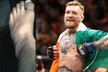 Dos Anjos si zlomil nohu, McGregor tak přišel o soupeře